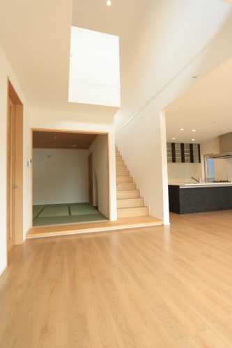 施工事例 吹き抜けの居間に縁側風の板間がある家 ゆめすみか 大阪府堺市の注文住宅