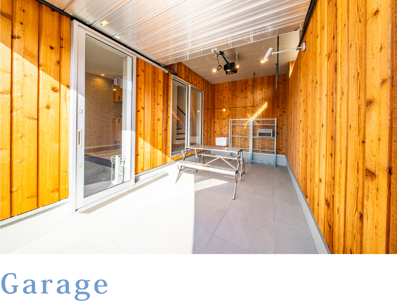 大人の時間を楽しむ、遊び心のあるガレージ