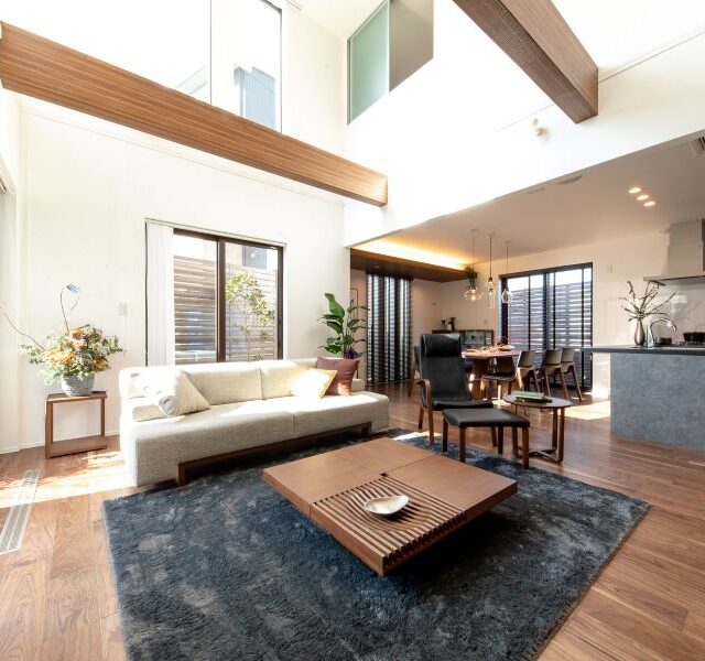 梁が横切る吹き抜けリビング