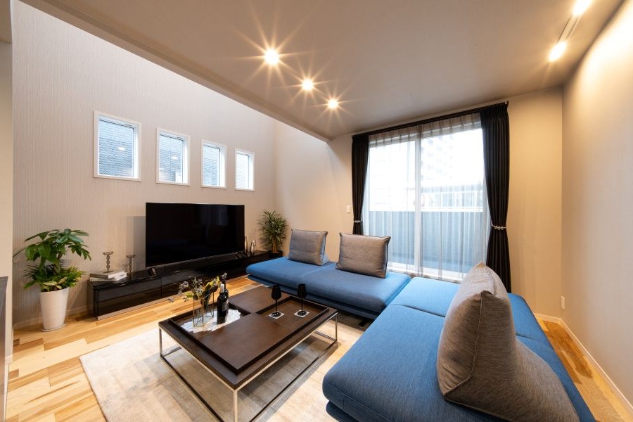 青いソファのおしゃれなリビング