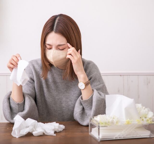 花粉症に悩む女性