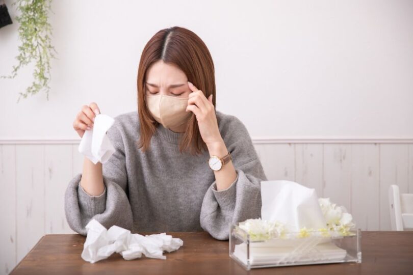 花粉症に悩む女性