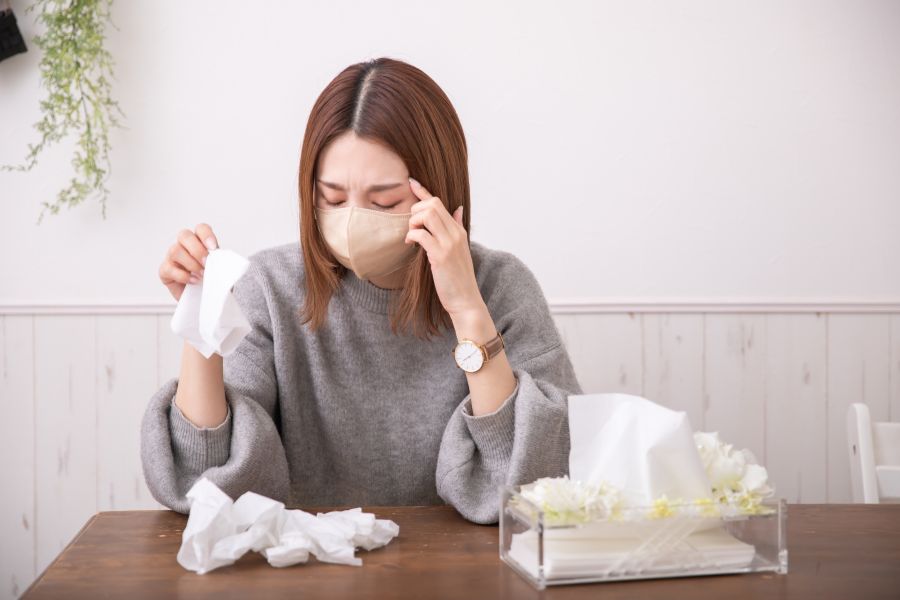 花粉症に悩む女性