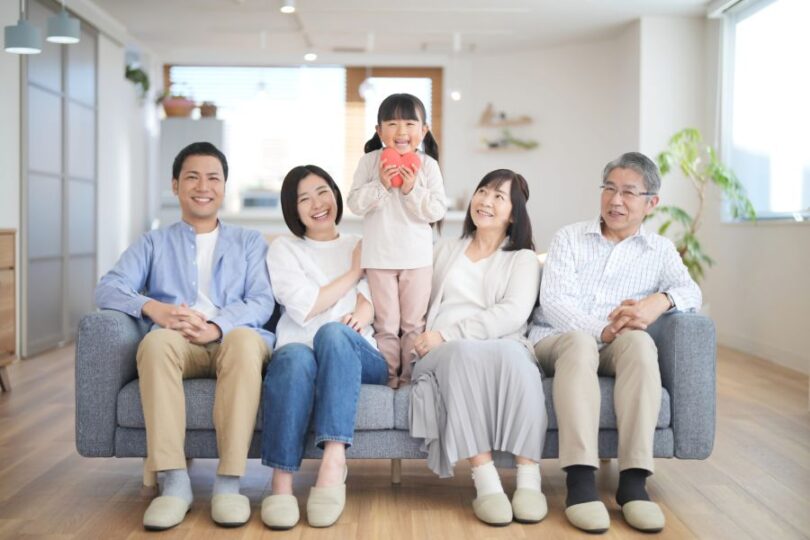 ソファの上で笑顔の3世代家族