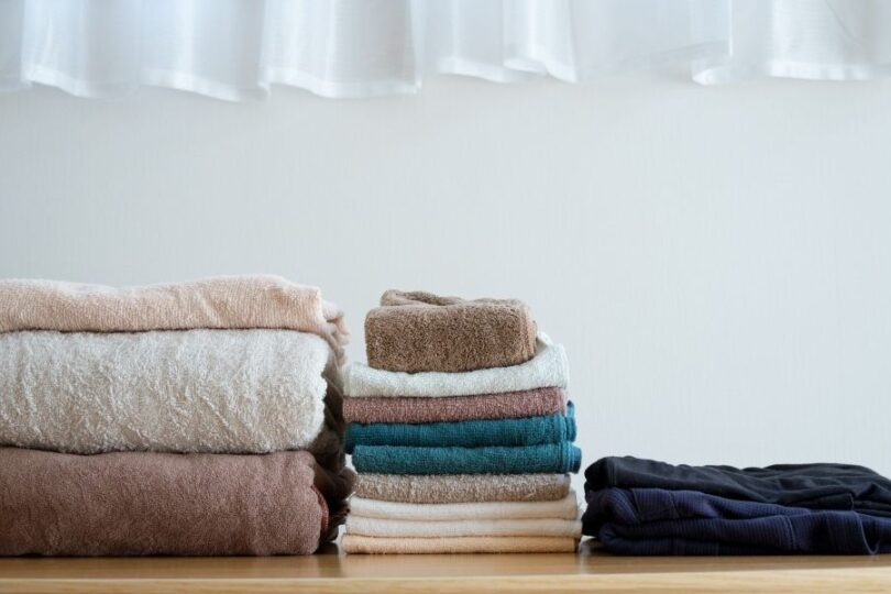 畳んで置かれたタオル類