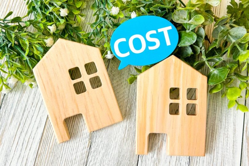 2つの家のオブジェと「COST」の吹き出し
