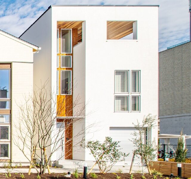 3階建ての白いモデルハウス