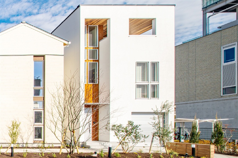 3階建ての白いモデルハウス