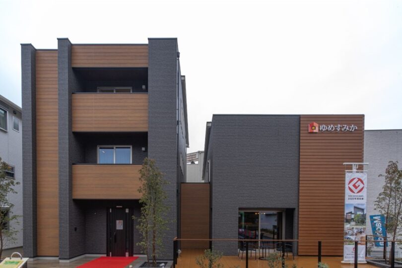 3階建てのシックモダンなモデルハウス