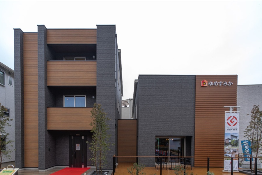3階建てのシックモダンなモデルハウス