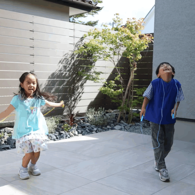 中庭で縄跳びを楽しむ子どもたち