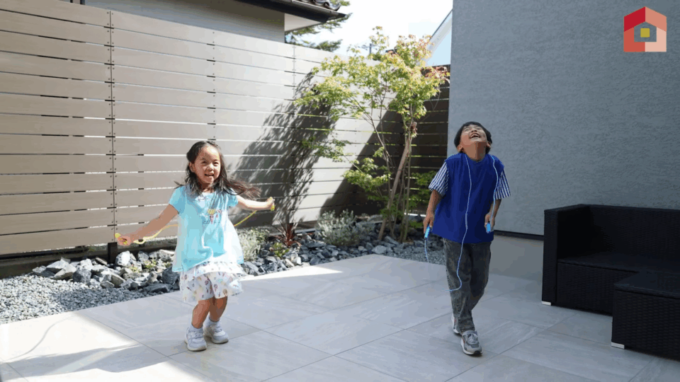 中庭で縄跳びを楽しむ子どもたち